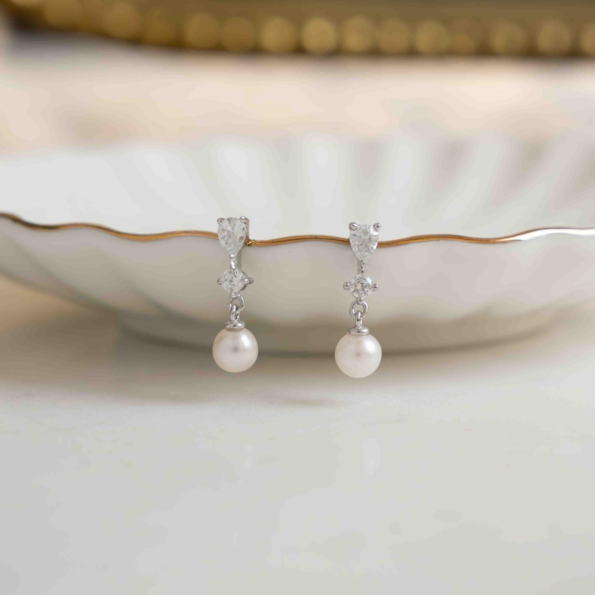 Pearl Drop Earrings, Bridal Pearl Earrings, Dainty Earrings, Gold Stud Earrings, Gift for Her, Minimalist Earrings, Wedding Earrings