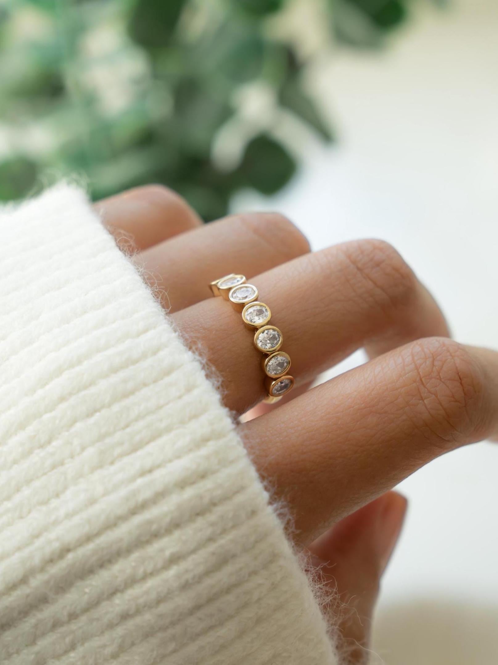 Oval Bezel Ring by Sami Jewels, Stackable Ring, Wedding Band, Diamond Ring, Promise Ring, Dainty Ring, Vintage Ring, Bridal Jewelry