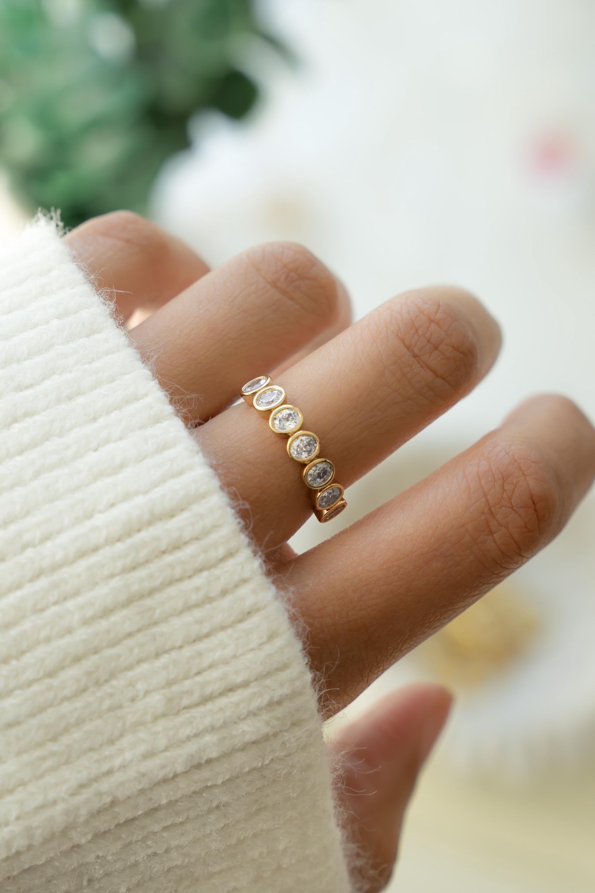 Oval Bezel Ring by Sami Jewels, Stackable Ring, Wedding Band, Diamond Ring, Promise Ring, Dainty Ring, Vintage Ring, Bridal Jewelry